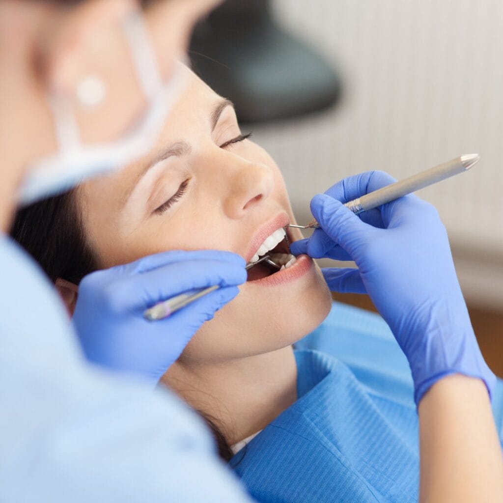 untersuchung beim zahnarzt